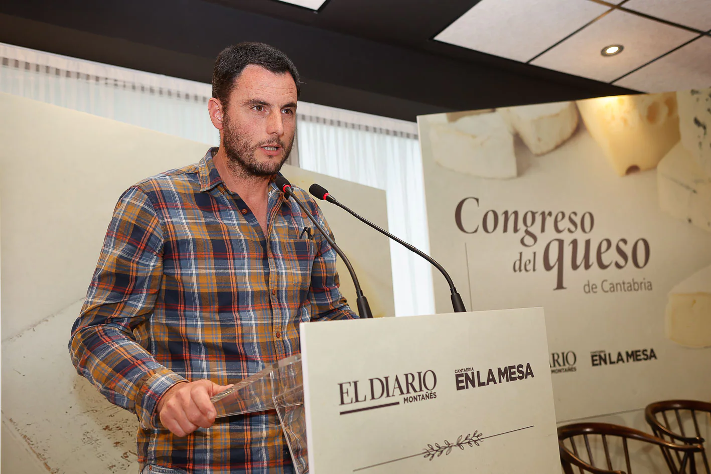 Rubén Valbuena, de Granja Cantagrullas, en Ramiro, Valladolid, durante su intervención sobre quesos innovadores. 
